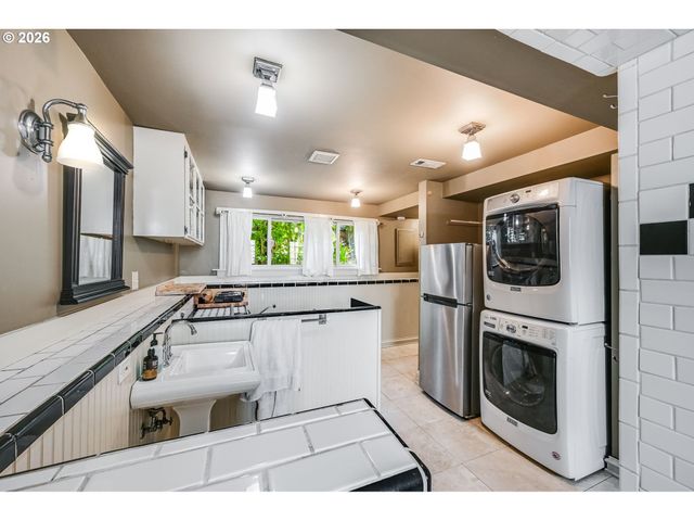 446 Ne IVY St, Portland, OR 97212