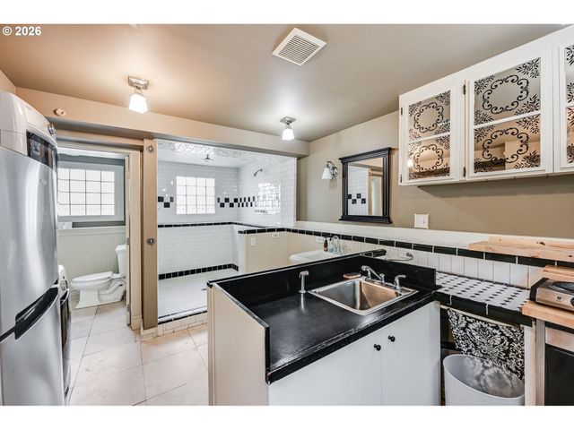 446 Ne IVY St, Portland, OR 97212
