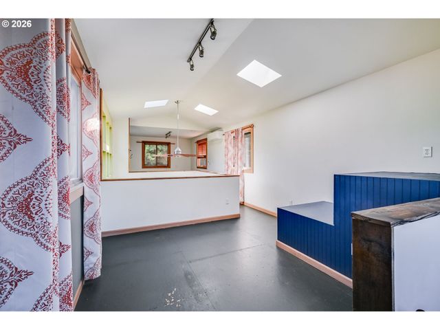 446 Ne IVY St, Portland, OR 97212