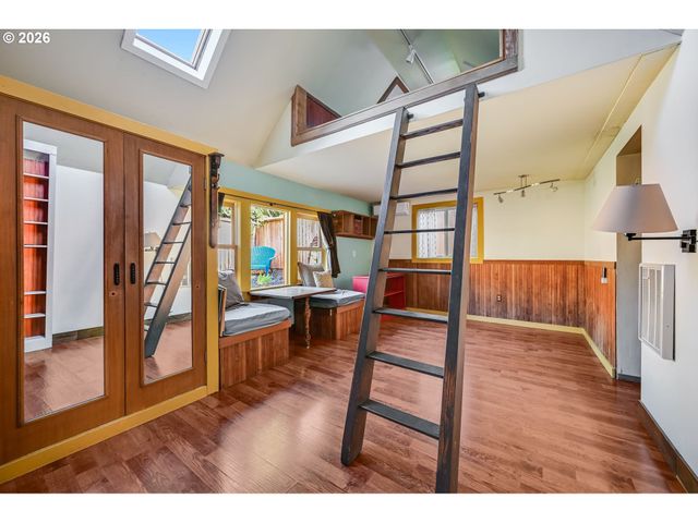 446 Ne IVY St, Portland, OR 97212