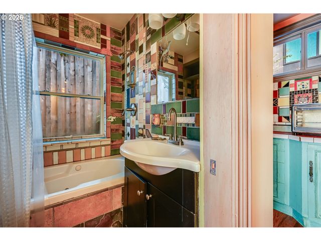 446 Ne IVY St, Portland, OR 97212