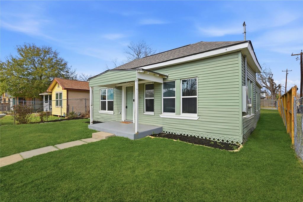 122 E James Street, Baytown, TX 77520
