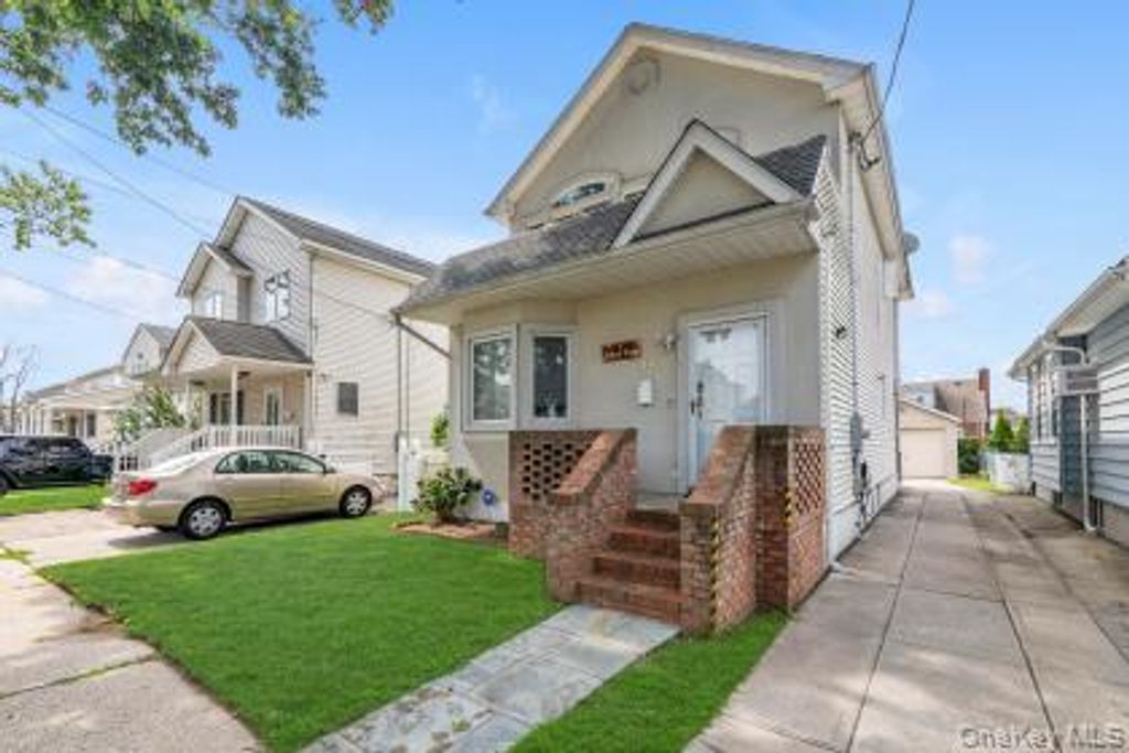 14 N 4th Street, New Hyde Park, NY 11040 — exterior