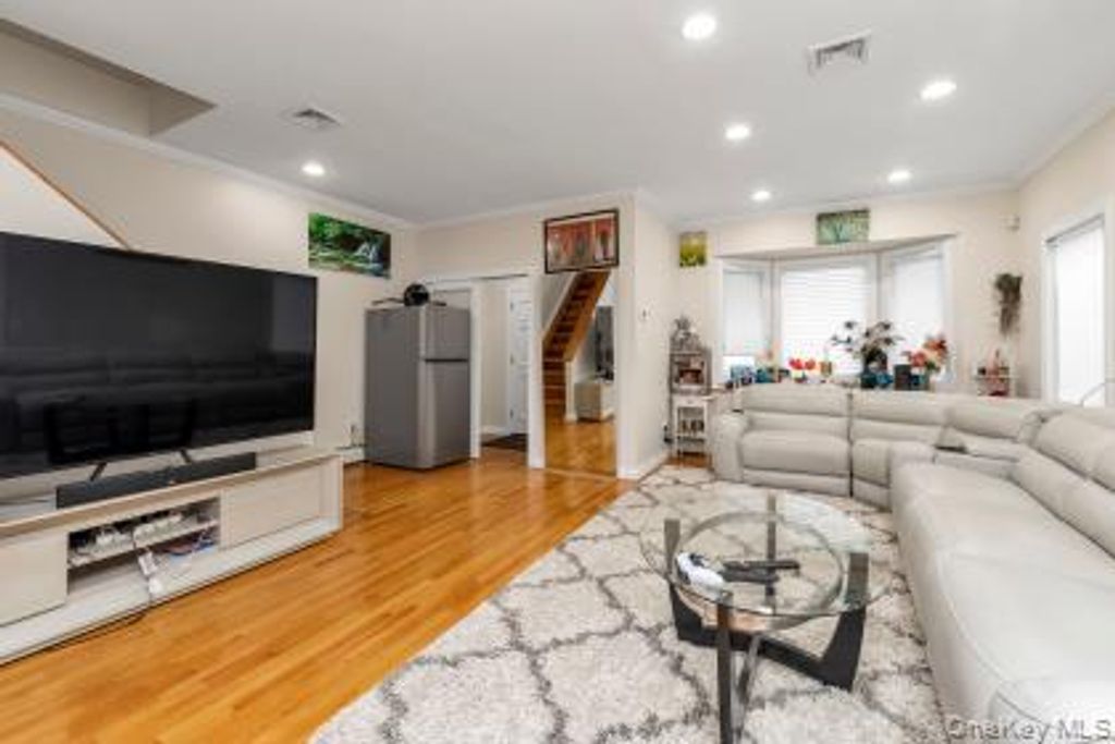 14 N 4th Street, New Hyde Park, NY 11040 — photo 3