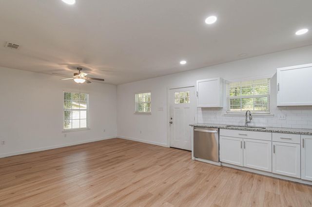 5880 Beech Drive, Montgomery, TX 77316