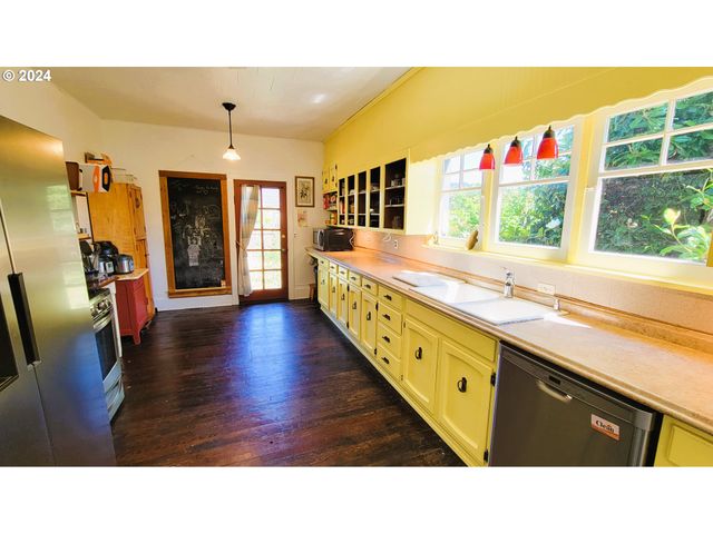 316 N 9TH St, Cottage Grove, OR 97424