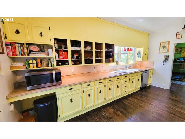 316 N 9TH St, Cottage Grove, OR 97424