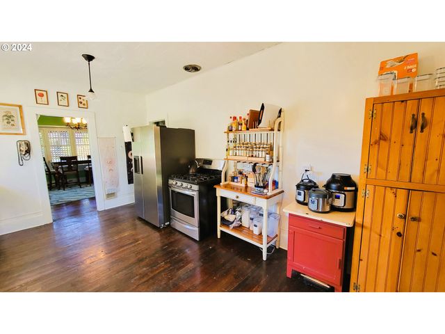 316 N 9TH St, Cottage Grove, OR 97424