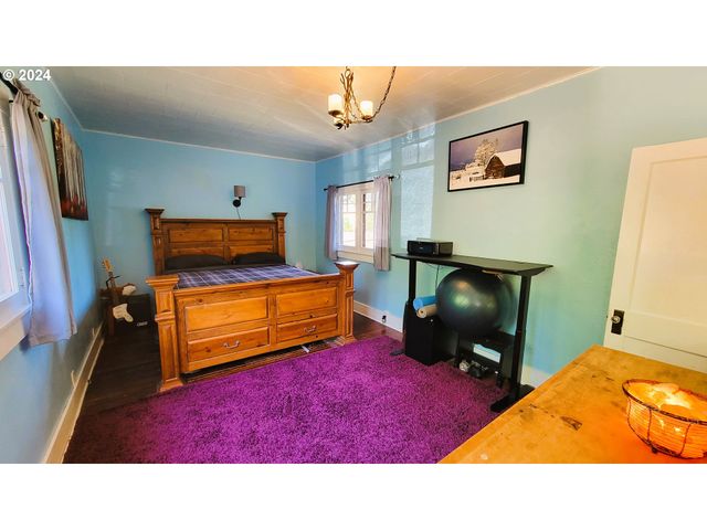 316 N 9TH St, Cottage Grove, OR 97424