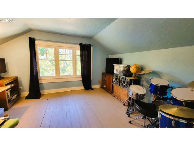 316 N 9TH St, Cottage Grove, OR 97424