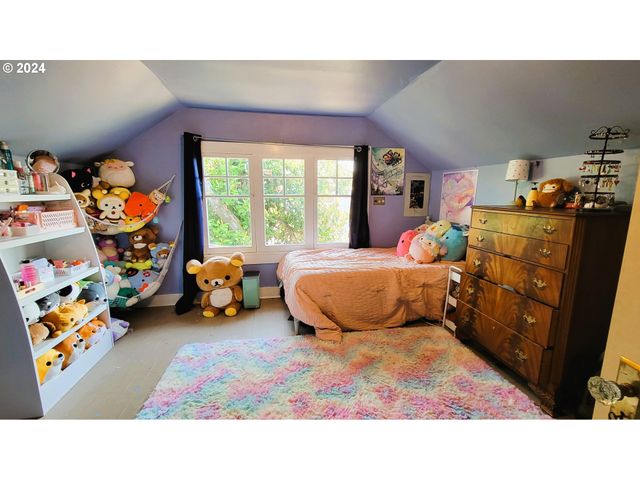 316 N 9TH St, Cottage Grove, OR 97424