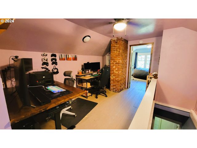 316 N 9TH St, Cottage Grove, OR 97424