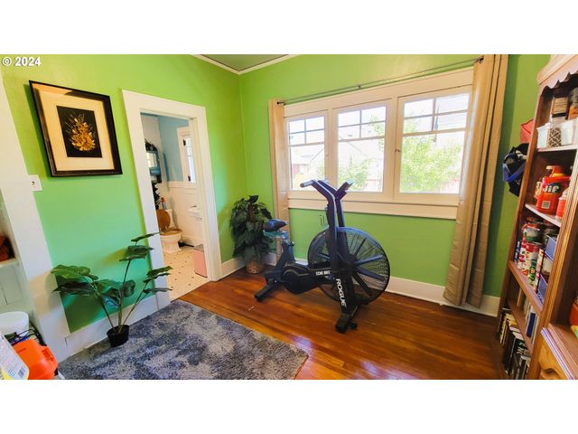 316 N 9TH St, Cottage Grove, OR 97424