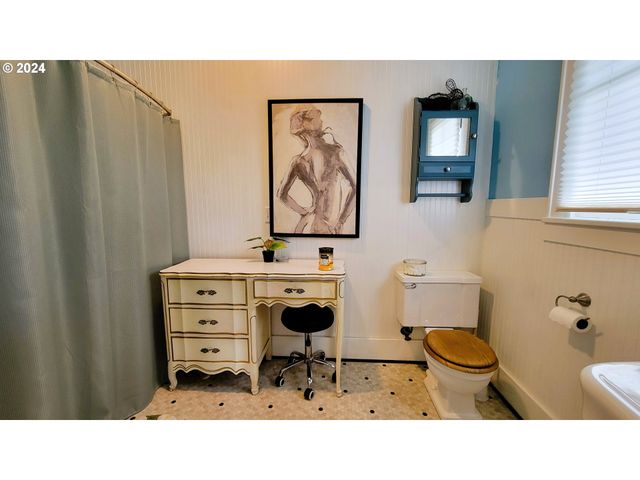 316 N 9TH St, Cottage Grove, OR 97424