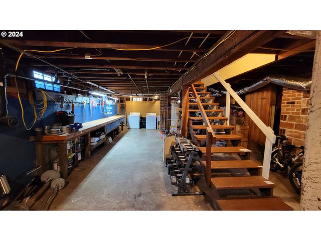 316 N 9TH St, Cottage Grove, OR 97424