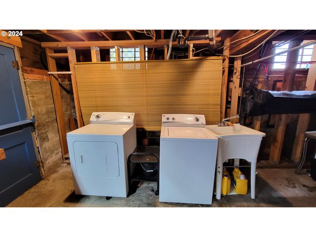 316 N 9TH St, Cottage Grove, OR 97424