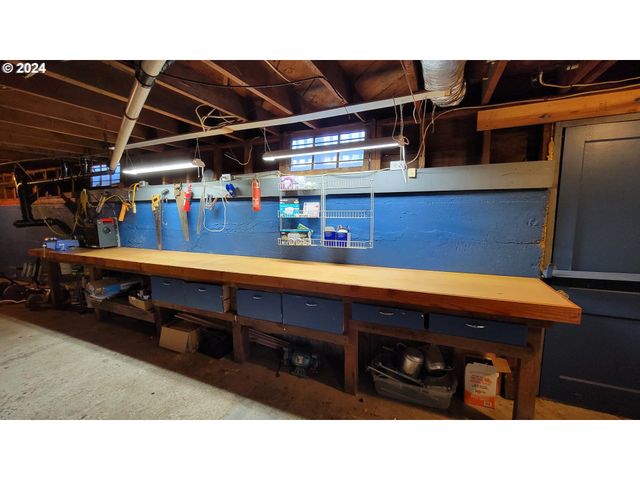 316 N 9TH St, Cottage Grove, OR 97424