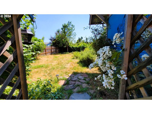 316 N 9TH St, Cottage Grove, OR 97424