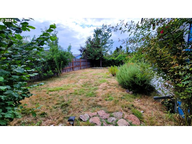 316 N 9TH St, Cottage Grove, OR 97424