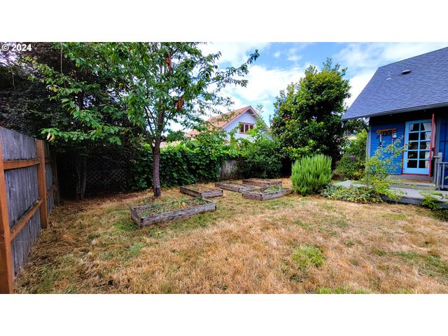 316 N 9TH St, Cottage Grove, OR 97424