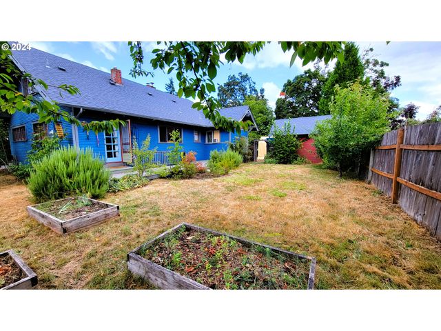 316 N 9TH St, Cottage Grove, OR 97424