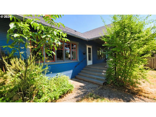 316 N 9TH St, Cottage Grove, OR 97424