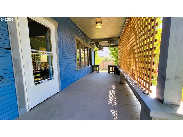 316 N 9TH St, Cottage Grove, OR 97424