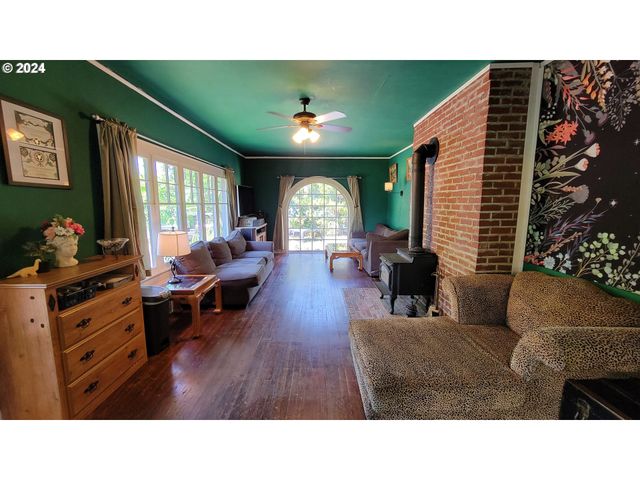 316 N 9TH St, Cottage Grove, OR 97424