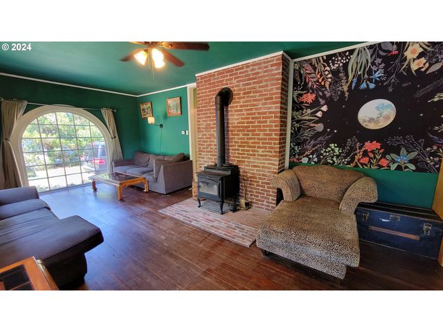 316 N 9TH St, Cottage Grove, OR 97424