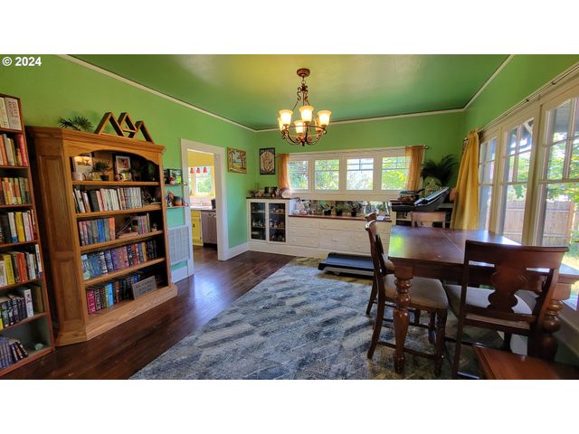 316 N 9TH St, Cottage Grove, OR 97424