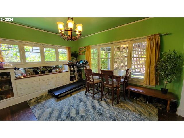 316 N 9TH St, Cottage Grove, OR 97424