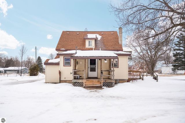 1663 County Road 633, Grawn, MI 49637