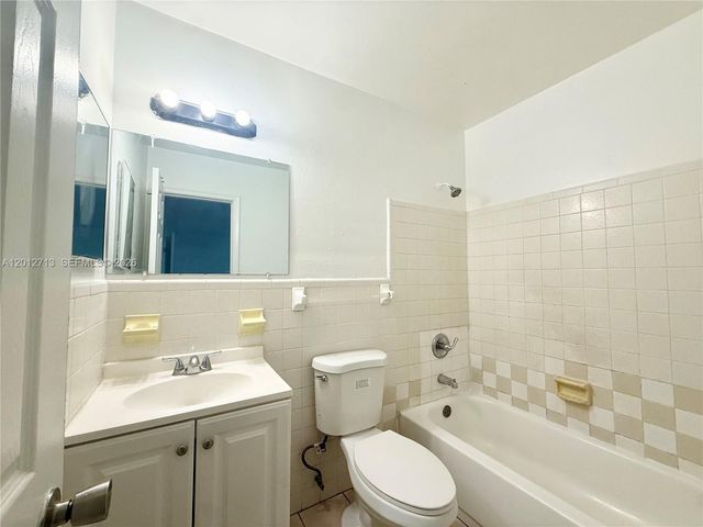 220 NE 41st St 2, Oakland Park, FL 33334