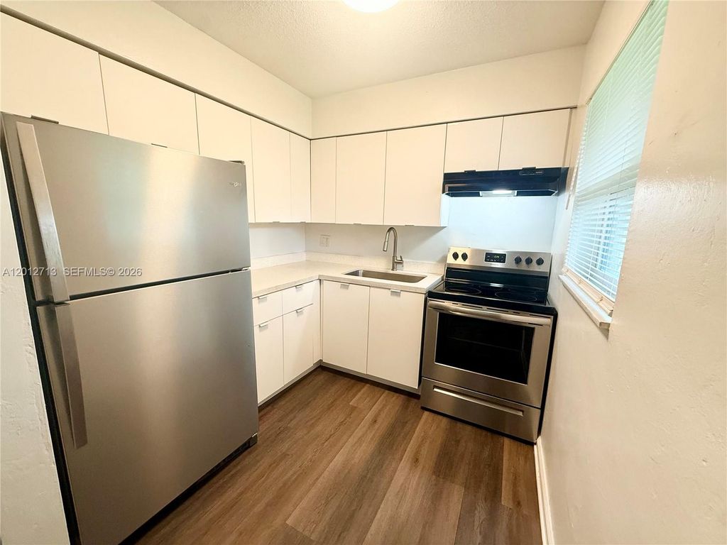 220 NE 41st St 2, Oakland Park, FL 33334