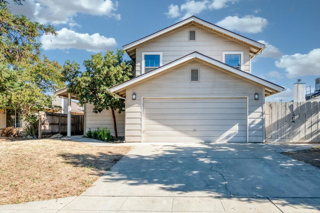 571 W Pat Drive, Clovis, CA 93612