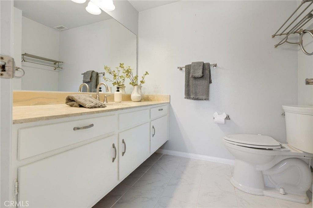 Image 12 of property listing at 927 Presidio, Costa Mesa, CA 92626