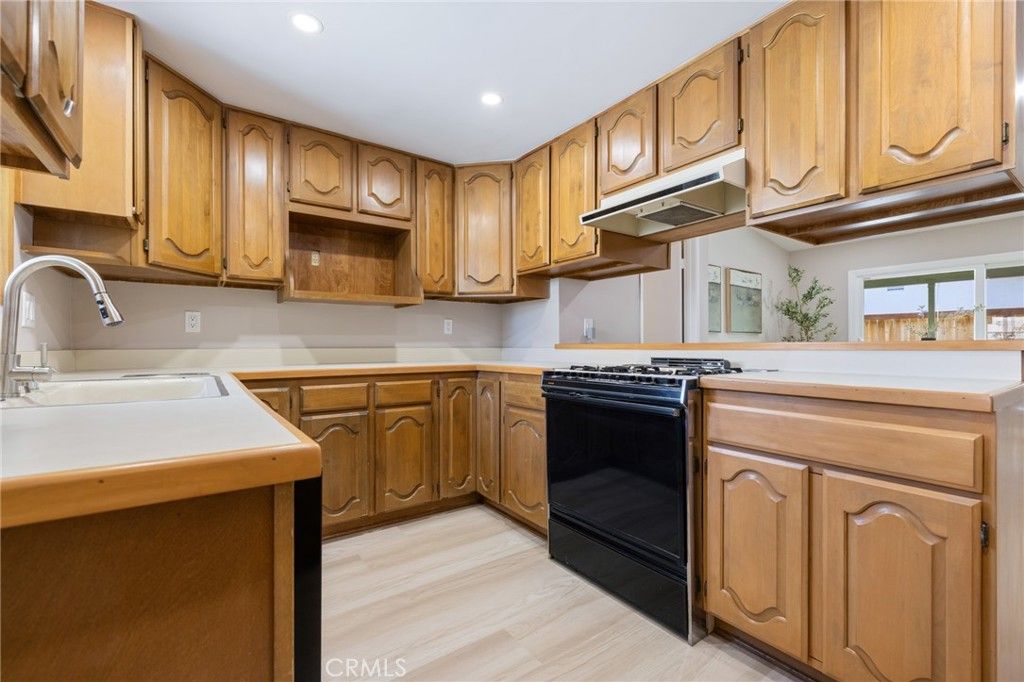 Image 14 of property listing at 927 Presidio, Costa Mesa, CA 92626