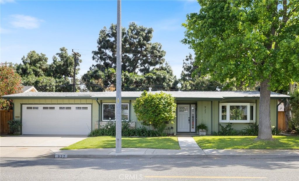 Image 2 of property listing at 927 Presidio, Costa Mesa, CA 92626