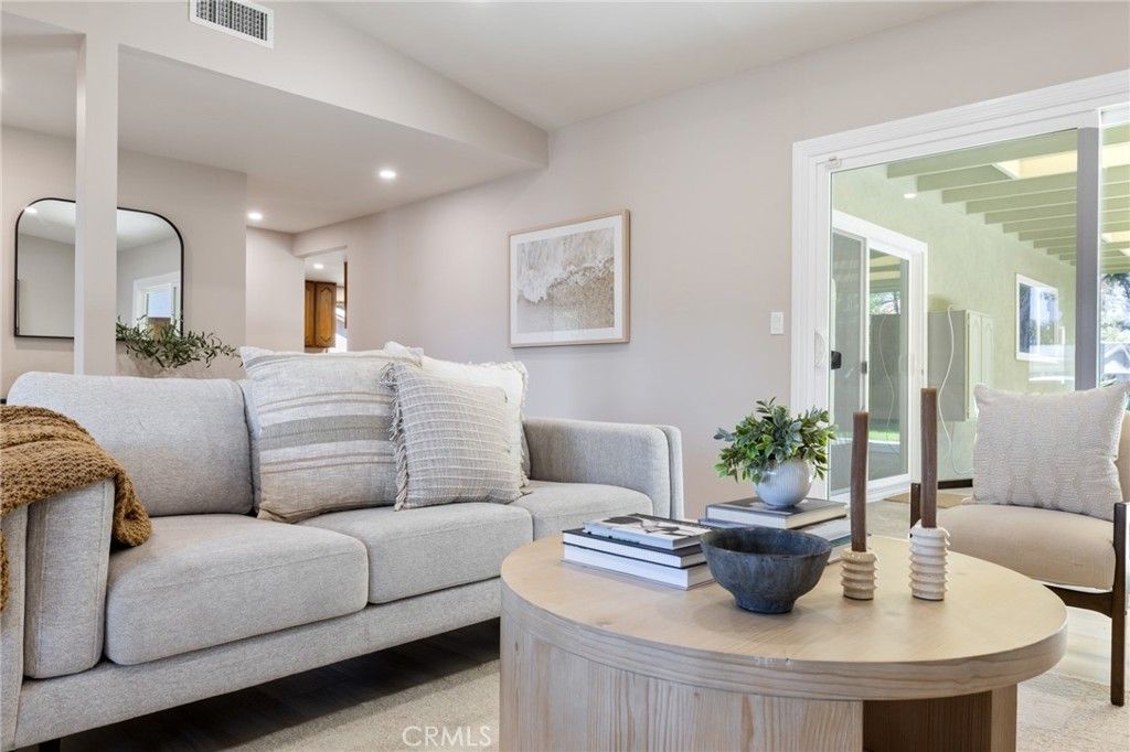 Image 7 of property listing at 927 Presidio, Costa Mesa, CA 92626