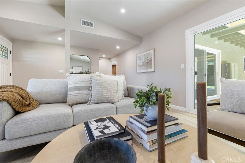 Image 9 of property listing at 927 Presidio, Costa Mesa, CA 92626