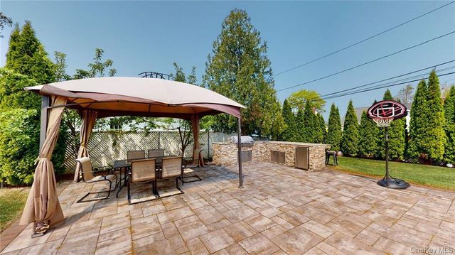 121 Woodward Parkway, Farmingdale, NY 11735