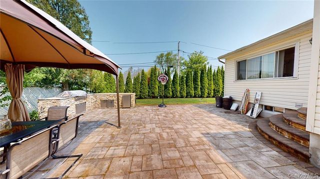 121 Woodward Parkway, Farmingdale, NY 11735