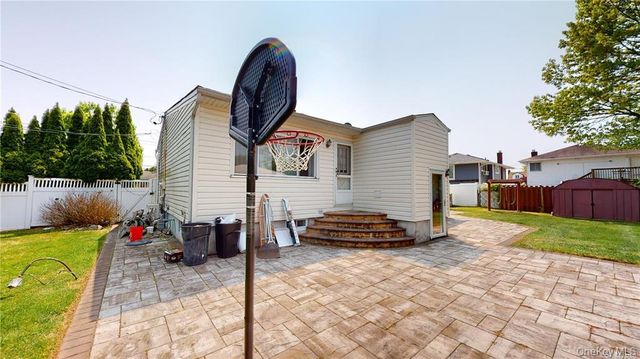 121 Woodward Parkway, Farmingdale, NY 11735