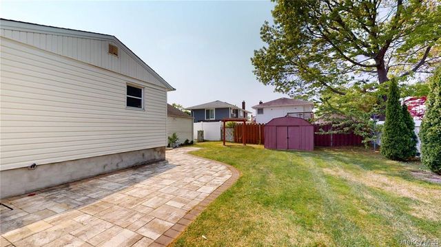 121 Woodward Parkway, Farmingdale, NY 11735