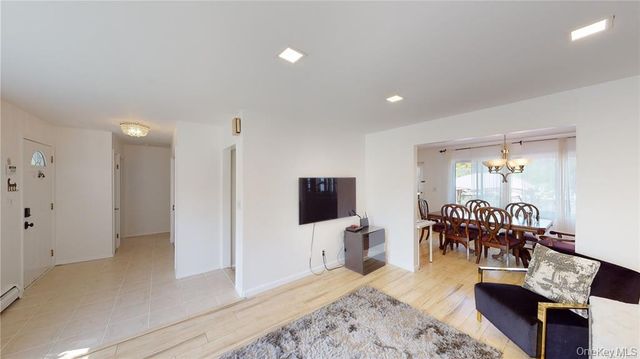 121 Woodward Parkway, Farmingdale, NY 11735