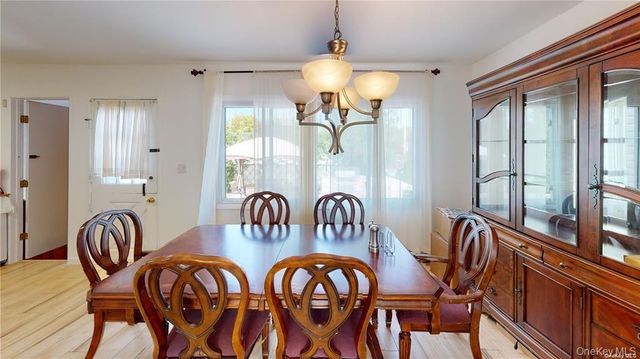 121 Woodward Parkway, Farmingdale, NY 11735