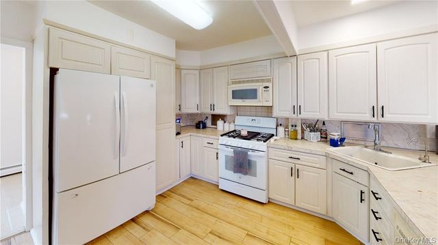 121 Woodward Parkway, Farmingdale, NY 11735