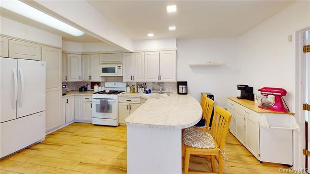 121 Woodward Parkway, Farmingdale, NY 11735