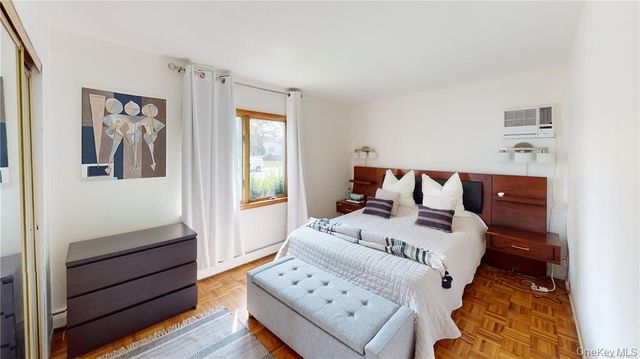 121 Woodward Parkway, Farmingdale, NY 11735