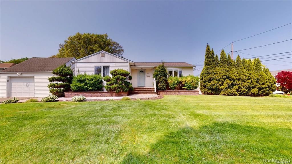 121 Woodward Parkway, Farmingdale, NY 11735